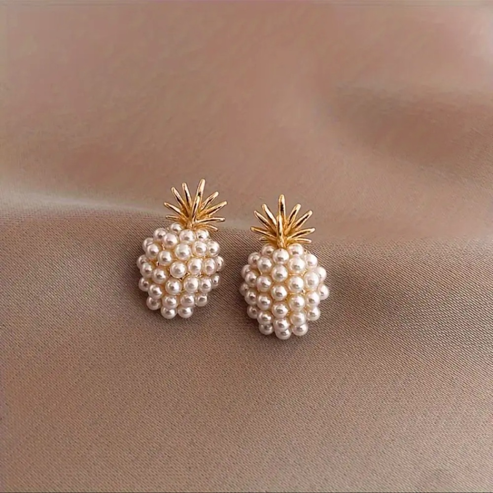 NWOT - Charming Gold and Cream Pineapple Stud Earrings - Picture 2 of 6